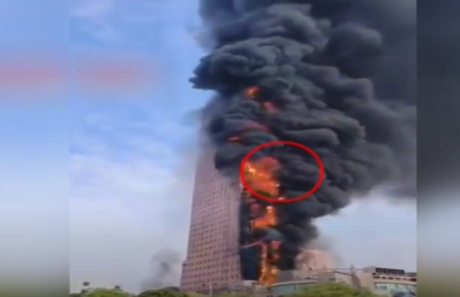 В китайском городе Чанша масштабный пожар охватил небоскреб, видео