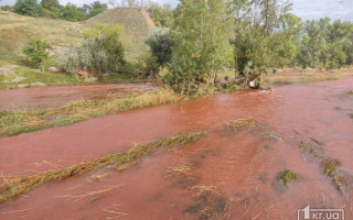 У Кривому Розі стала червоною вода в річці Інгулець - ЗМІ