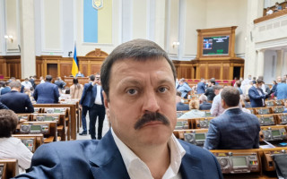 Депутату Деркачу повідомили про підозру в державній зраді: його розшукують