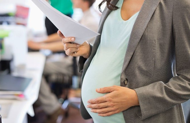 Как выплачивать декретные в случае простоя