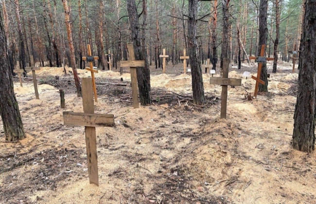 В Изюме найдено массовое захоронение, где закопано более 400 тел: фото