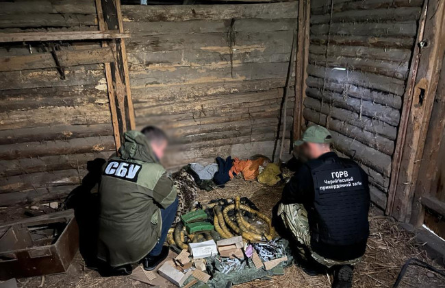 На Чернігівщини виявили два схрони «подарунків» від ворога