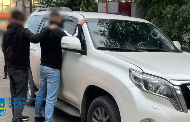 7000 доларів за сприяння у виїзді за кордон: затримано мешканця Кривого Рогу