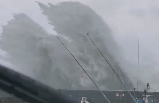 Мощный тайфун в Японии удалось заснять на видео