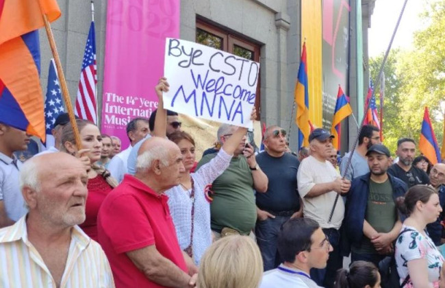 В Армении проходит митинг с требованием выхода из ОДКБ: фото и видео