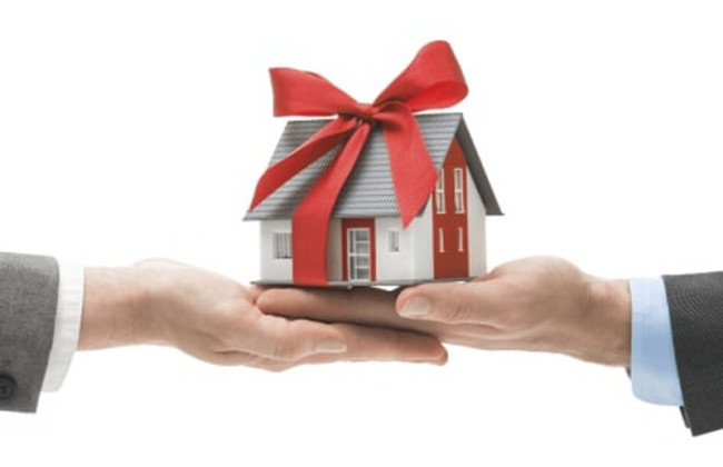 В чем разница между договором дарения и завещанием: разъяснение