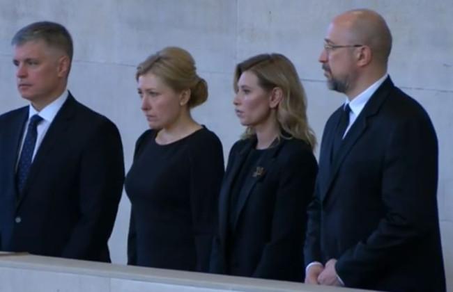 Денис Шмигаль та Олена Зеленська вшанували Єлизавету ІІ, відео