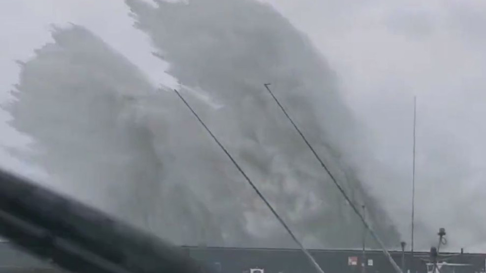 Мощный тайфун в Японии удалось заснять на видео
