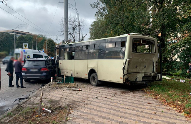 ДТП з маршруткою на Повітрофлотському проспекті в Києві: постраждали 23 пасажири, фото