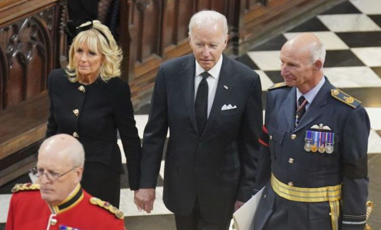 Байден посетил официальную церемонию похорон Елизаветы II, фото и видео