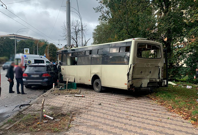 ДТП с маршруткой на Воздухофлотском проспекте в Киеве: пострадали 23 пассажира, фото