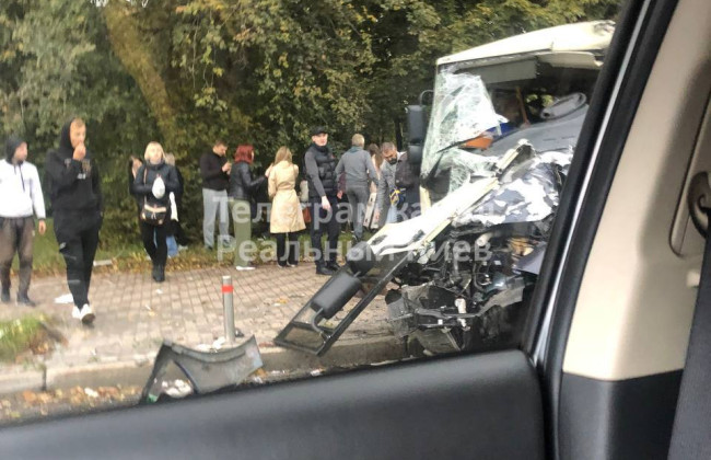 У Києві сталася серйозна ДТП на Повітрофлотському проспекті за участю маршрутки: фото