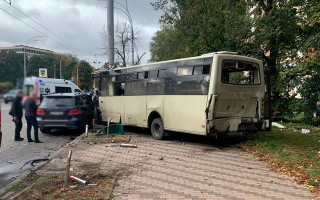 ДТП з маршруткою на Повітрофлотському проспекті в Києві: постраждали 23 пасажири, фото