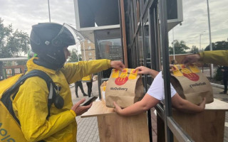 У Києві запрацювали McDonald's: як видають замовлення, фото та відео