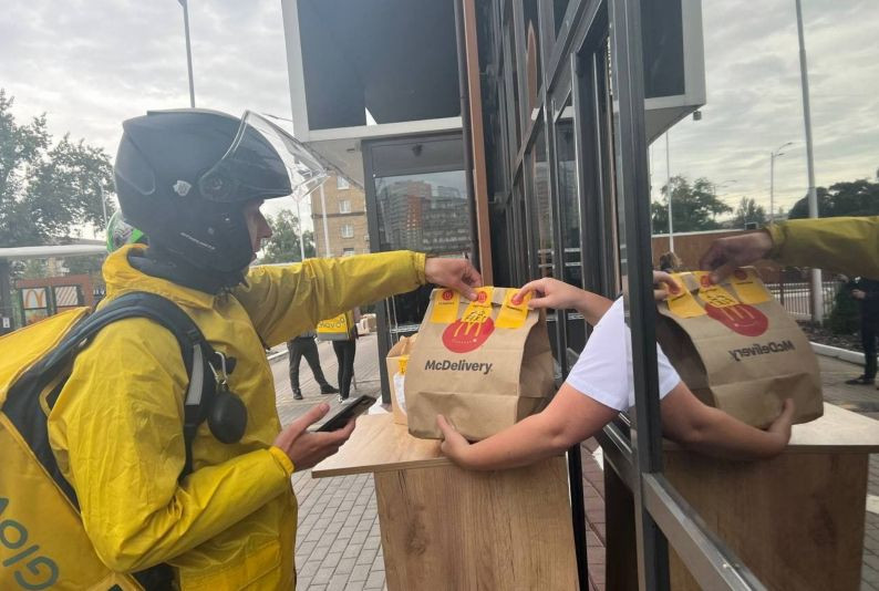 У Києві запрацювали McDonald's: як видають замовлення, фото та відео