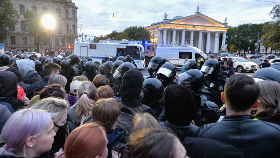 «Путіна — в окопи»: у РФ протести проти мобілізації, затримано сотні людей, ФОТО і ВІДЕО