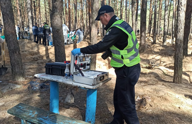 С места массового захоронения в Изюме изъяты тела 263 погибших, в том числе двоих детей