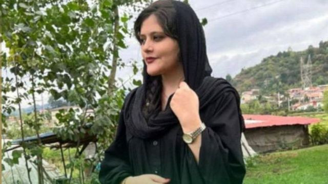 Зняті хіджаби та відрізане волосся: в Ірані посилюються протести після загибелі 22-річної студентки, відео