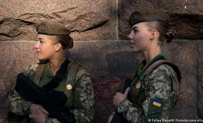 Рада поддержала законопроект о добровольном военном учете для женщин