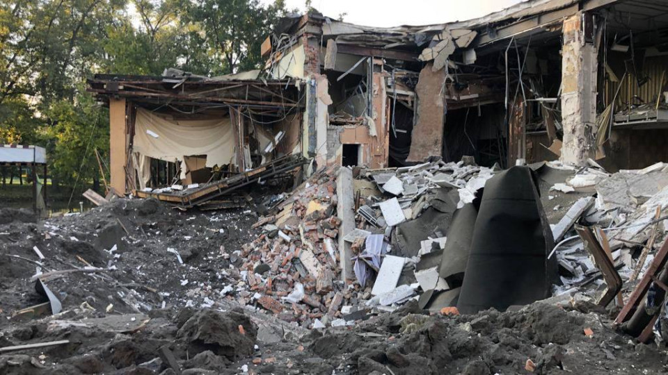 В Запорожье оккупанты обстреляли отель в центре города: люди под завалами