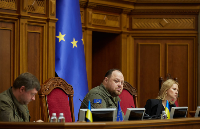 Рада ухвалила закон про підвищення вартості дозволів на роботу для іноземців