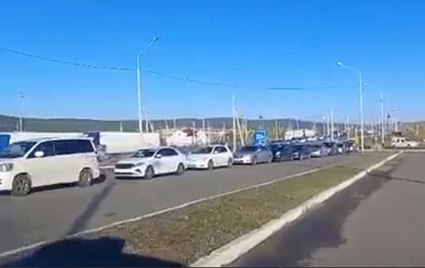 В РФ объявили мобилизацию: россияне массово пытаются выехать за границу, видео