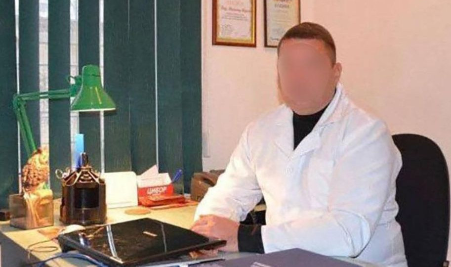 Лікар, який впроваджує стандарти проведення судово-медичних експертиз держави-агресора на Херсонщині, підозрюється у держзраді