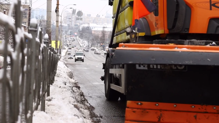 У Києві розпочали підготовку спецтехніки для боротьби з ожеледицею та снігом