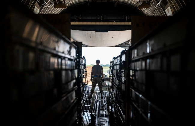 Пентагон показал фото, на которых американцы грузят партию боеприпасов для Украины