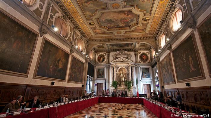 Венеційська комісія: «Проведення референдумів під час війни та військових загроз суперечать європейським стандартам»