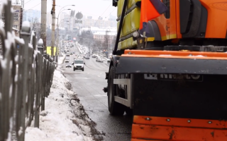 У Києві розпочали підготовку спецтехніки для боротьби з ожеледицею та снігом