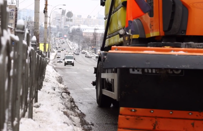 У Києві розпочали підготовку спецтехніки для боротьби з ожеледицею та снігом