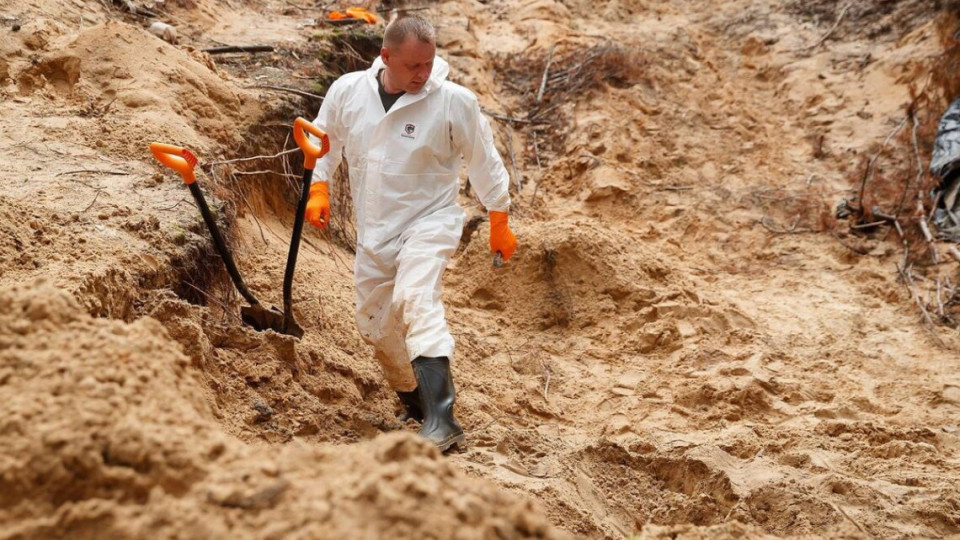 Масове поховання в Ізюмі: назвали нову кількість тіл, які ексгумували