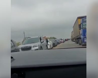 На кордоні Росії та Казахстану утворилися кілометрові затори, відео