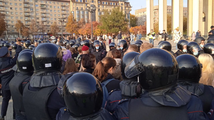 Ряд городов в РФ охватили протесты против мобилизации: сотни задержанных, силовики избивают людей, видео
