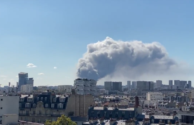 У Парижі на найбільшому у світі оптовому продовольчому ринку спалахнула пожежа, відео