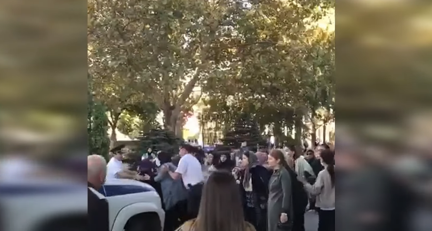 Протесты в Дагестане против мобилизации: в Махачкале женщины останавливают авто полиции, видео