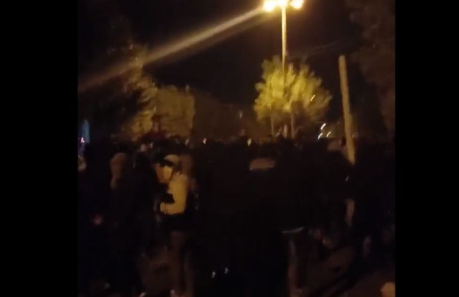 Протесты в Иране обостряются: демонстранты захватили город, видео