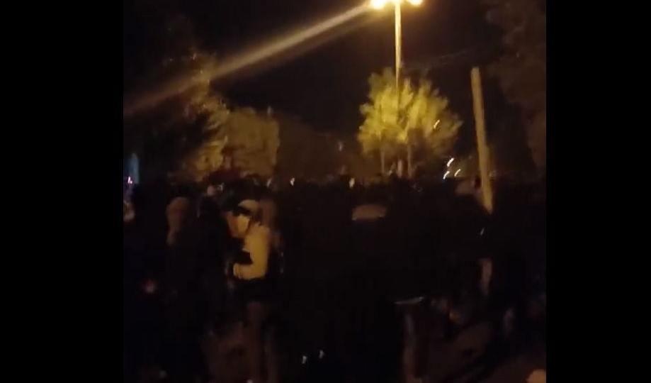 Протесты в Иране обостряются: демонстранты захватили город, видео