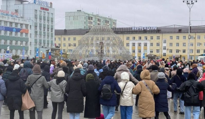 «Ні війні, ні геноциду»: у російському Якутську жінки протестували проти мобілізації, відео