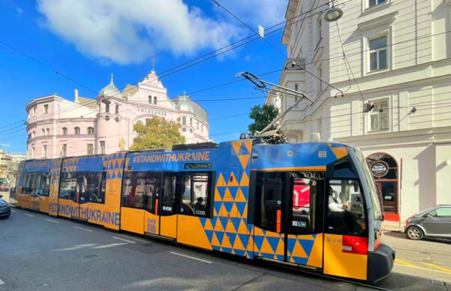 В Вене появился уникальный трамвай с украинским дизайном и QR-кодом для поддержки украинцев, фото