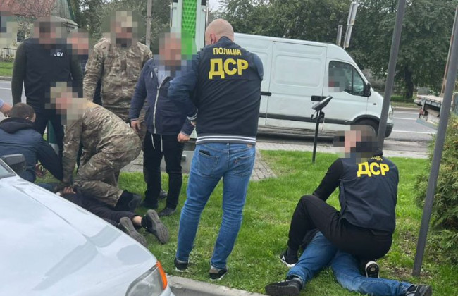 $8000 за «трансфер» до Європи для чоловіків: затримали організаторів злочинної схеми