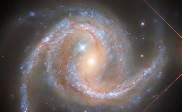 Как выглядит спиральная галактика в созвездии Гидра: Hubble сделал фото