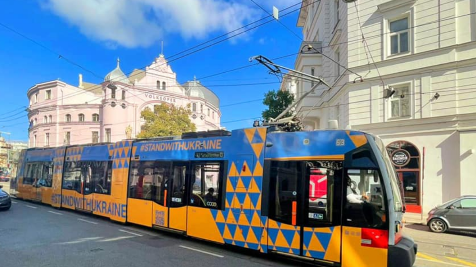 В Вене появился уникальный трамвай с украинским дизайном и QR-кодом для поддержки украинцев, фото