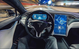 З першого разу не впорався: як автомобіль Tesla на автопілоті проїхався на Майдані, відео