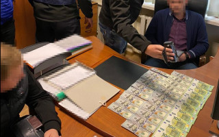 Директор держпідприємства пропонував прокурору $2000 та €1000 хабаря, щоб «зам’яти» справу