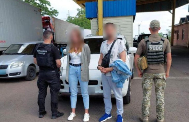 Видавала чоловіків за піклувальників свого сина та переправляла за кордон: судитимуть жінку