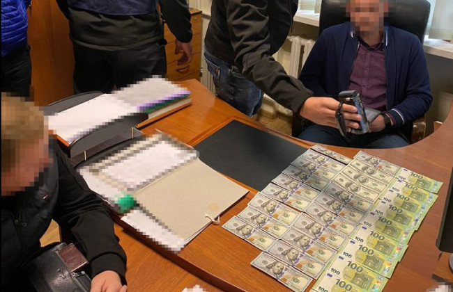 Директор держпідприємства пропонував прокурору $2000 та €1000 хабаря, щоб «зам’яти» справу