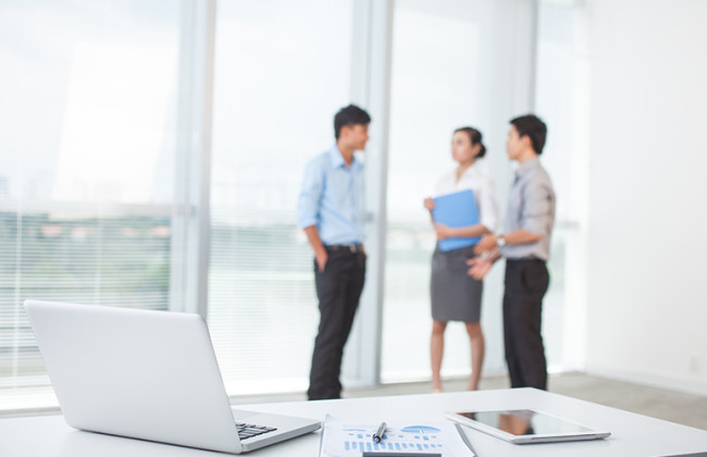 Якими є критерії визначення працівників з переважним правом залишення на роботі при скороченні штату