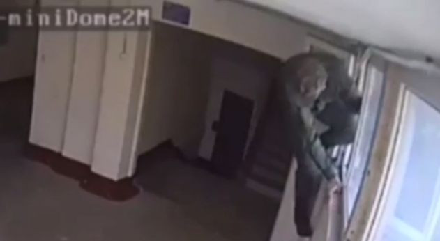 Використав вікно: у РФ співробітники військкомату знайшли новий спосіб проникнення в будинки, відео
